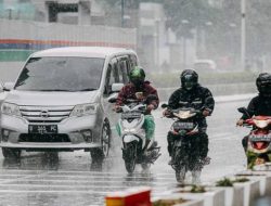 Tips Berkendara Aman Saat Jalanan Licin untuk Semua