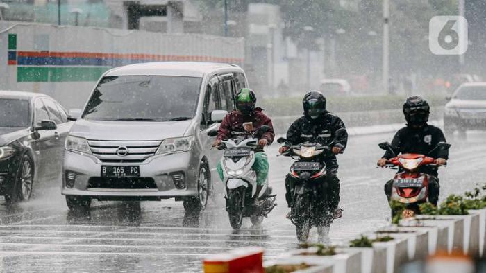 Tips Berkendara Aman Saat Jalanan Licin