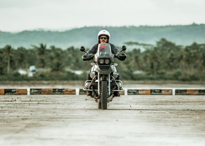 Tips Berkendara Aman Saat Jalanan Licin