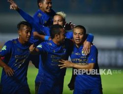 Persib Tertahan di Pesta Juara, Ada Kontroversi dan Gol Bunuh Diri