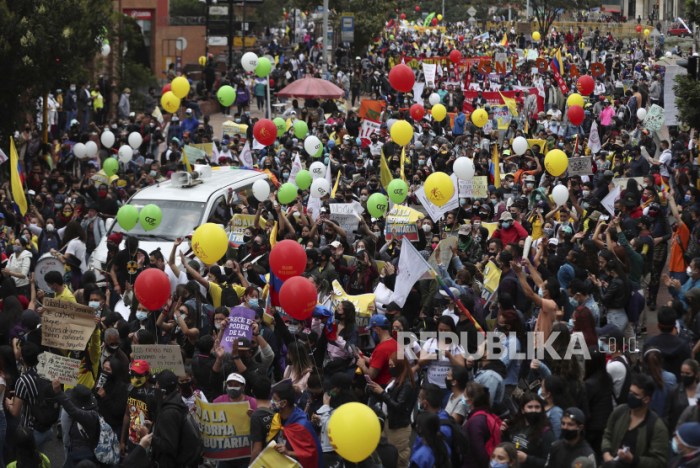 Ribuan Warga Kolombia Berunjuk Rasa Menentang Reformasi Pajak 4 Fakta Aksi Remaja Tembaki Kandidat Presiden Kolombia