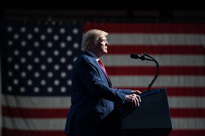 Trump Warns Iran It Faces Ruin If It `Wants to Fight' With U.S. - Bloomberg Warga AS Marah, Sebut Trump Penjahat Perang di Tengah Konflik Iran