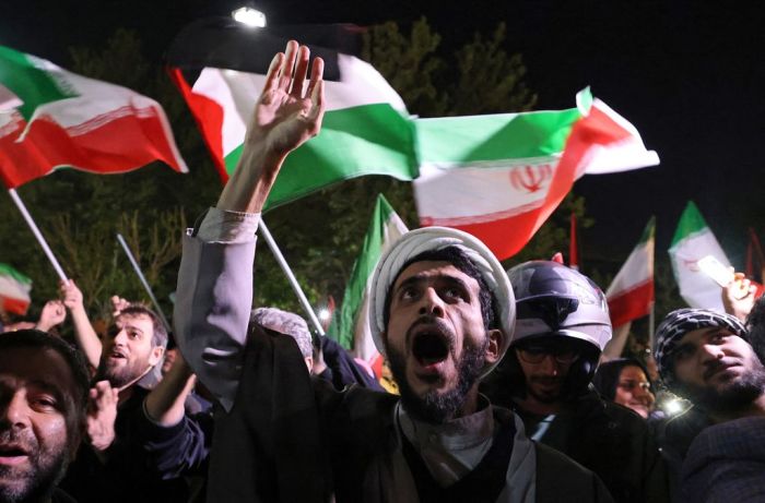 Trump Menarik Diri dari Perang dengan Iran - Medcom.id Warga AS Marah, Sebut Trump Penjahat Perang di Tengah Konflik Iran