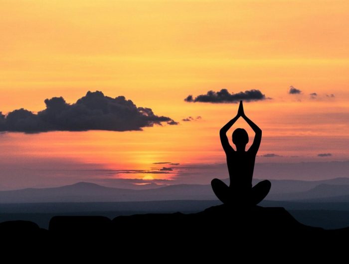 Meditasi mental fisik manfaat kesehatan Kombinasi Yoga dan Meditasi untuk Hidup Lebih Tenang