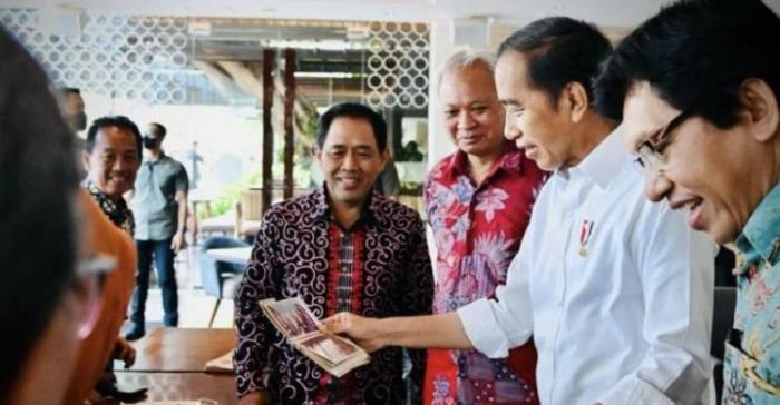 Istana Respons soal Baliho Jokowi Dinobatkan Sebagai Alumni UGM Paling ...