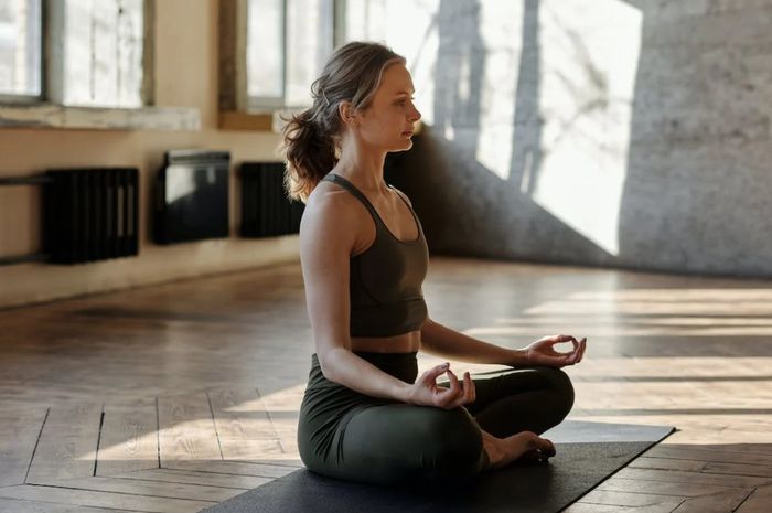 Yoga Sore Hari, Cara Simpel Jaga Mental dan Tubuh