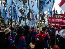 Buruh Protest di Balaikota Jakarta Tuntut Kenaikan Upah Minimum