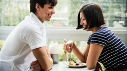 Hadiah dan Puja Berlebihan di Awal Hubungan, Waspadai Love Bombing