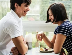 Hadiah dan Puja Berlebihan di Awal Hubungan, Waspadai Love Bombing