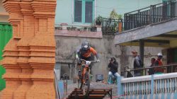 Juara Indonesian Downhill Urban 2025 di Pasuruan oleh Khoiful Mukhib