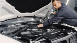 Cara Aman Mencuci Mesin Mobil Sendiri Tanpa Membahayakan