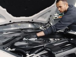 Cara Aman Mencuci Mesin Mobil Sendiri Tanpa Membahayakan