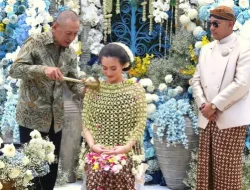 5 Potret Acara Mitoni 7 Bulan Kehamilan Cicit Keluarga Cendana