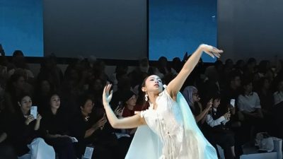 Dita Karang Jadi Muse di JFW 2026 Membius Penonton dengan Tarian dan Pesona Sejauh Mata Memandang