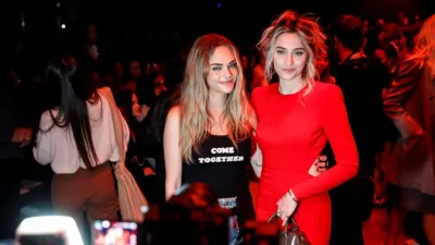 Cara Delevingne Hampir Tidak Dikenali di Paris Fashion Week 2026, Marah karena Dipaksa Antre