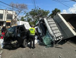 Truk Jatuh dari Jembatan Tol Tangerang-Merak Timpa Mobil dan Sepeda Motor 5 Korban Jiwa