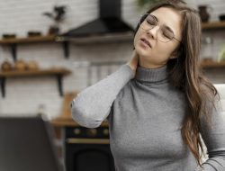 Mengatasi Nyeri Leher Karena Posisi Tidur Salah Dengan Kompres Dingin dan Hangat