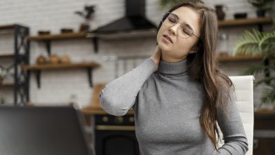 Mengatasi Nyeri Leher Karena Posisi Tidur Salah Dengan Kompres Dingin dan Hangat