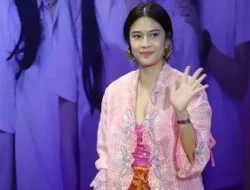 6 Gaya Berbatik Dipadukan Kemben Klasik hingga Kebaya Modern