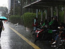 Hujan Jakarta Mengandung Mikroplastik, MenLH Hanif: Ini Tak Bisa Dihindari