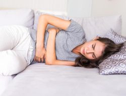 Gejala, Penyebab, dan Cara Alami Mengatasi Penyakit Asam Lambung