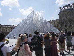 Jendela Pecah di Museum Akibat Pencurian Koleksi Berlian Jadi Objek Wisata di Paris
