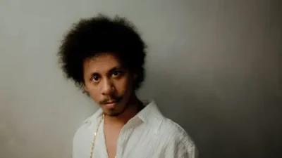 Raim Laode Rerekan Pergilah Kasih Lagunya Chrisye Dengan Sentuhan City Pop Sejuk