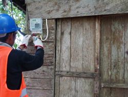 Warga Kurang Mampu di Banyuwangi Mendapatkan Sambungan Listrik Gratis