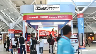 Sambut MotoGP Mandalika, Pengunjung Ramai di Bright Store Bandara Lombok