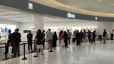 Preorder Series iPhone 17 Diserbu Pembeli dengan Antrean Panjang di Gerai iBox