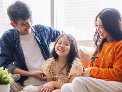 Anak Ingin Bercerita, Orangtua Harus Mendengarkan Bukan Menghakimi