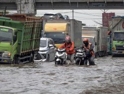 Banjir Terus Melanda Jalur Pantura Semarang hingga Kamis Pagi
