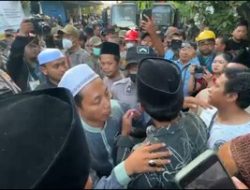 Wali Santri Mendorong Masuk ke Area Evakuasi Gedung Ponpes yang Ambruk