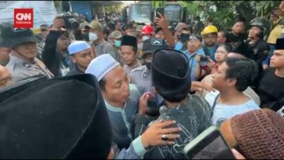 Wali Santri Mendorong Masuk ke Area Evakuasi Gedung Ponpes yang Ambruk
