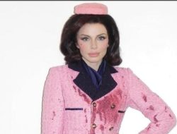 Kontroversi Kostum Halloween Julia Fox Reka Ulang Busana Pink Ibu Negara yang Berlumuran Darah