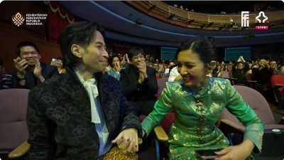 6 Potret Temani Sheila Dara di FFI 2025, Istri Vidi Aldiano Raih Piala Citra Terharu