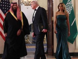 Putra Mahkota Arab Saudi Temui Melania Trump dalam Gaun Hijau Tanpa Lengan Harga 56 Juta