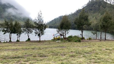 Pendaki Bermalam di Ranu Kumbolo Saat Erupsi Gunung Semeru