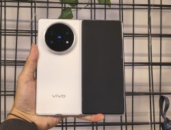 Ponsel Lipat Tipis Baterai 6000 mAh dan Triple Kamera 50MP