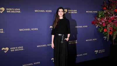 Transformasi Rambut Anne Hathaway di Mother Mary dengan Warna Pirang Platinum