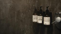 6 Sabun Mandi Pria untuk Mengatasi Jerawat Punggung dan Mencerahkan Kulit