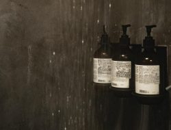 6 Sabun Mandi Pria untuk Mengatasi Jerawat Punggung dan Mencerahkan Kulit