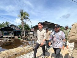 Warga Masih Menggunakan Sampan untuk Menyeberang