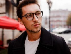 10 Alasan Pria Berkacamata Dikenal Lebih Menarik dan Seksi di Mata Wanita