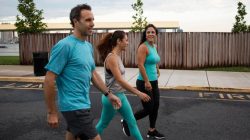 Berjalan Kaki Sebelum dan Sesudah Makan, Manfaat dan Efek yang Berbeda