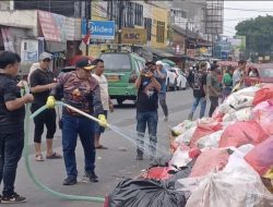 Sampah Menumpuk di Serpong Disemprot dan Ditutupi Terpal untuk Mengurangi Bau