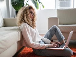 Perusahaan Swedia Luncurkan Program Jam Persahabatan Berbayar untuk Atasi Kesepian Pekerja