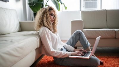 Perusahaan Swedia Luncurkan Program Jam Persahabatan Berbayar untuk Atasi Kesepian Pekerja