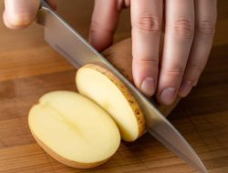 Potong Potato Wedges dengan Benar melalui 4 Langkah Mudah Ini