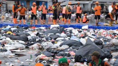 Muara Baru Dipenuhi Sampah, Pemprov DKI Jakarta Berusaha Membersihkannya